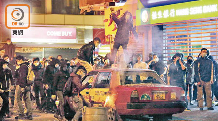 示威人士在參與旺暴期間放火燒毀一輛的士。（資料圖片）