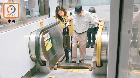 觀塘站一道扶手電梯最上端炒起，職員協助乘客離開。（讀者提供）