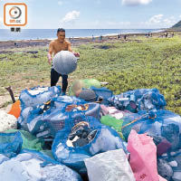 阿康與一眾划手逗留三日清潔蘭嶼海灘，並拾到逾一百五十袋垃圾。（受訪者提供）