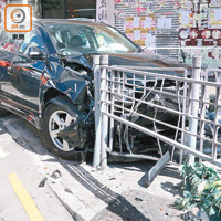 肇事私家車撞毀行人路欄杆。（曾紹良攝）