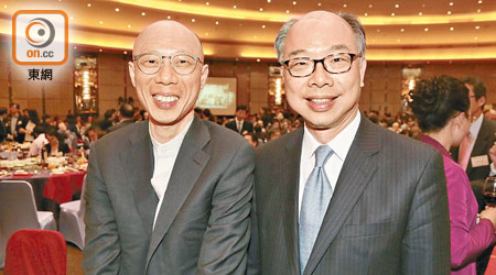 環境局局長黃錦星（左）同運輸及房屋局局長陳帆（右）早前一同出席一個晚會。（徐家浩攝）