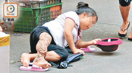 女乞丐昨在旺角街市行乞。（張學儀攝）