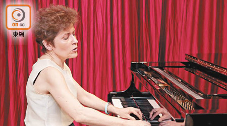 俄羅斯多發性硬化症病人奧爾嘉‧芭伯洛夫妮可娃在琴鍵上找到屬於自己的療法。