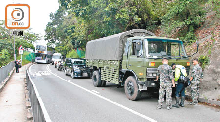 警員在軍車與七人車相撞現場調查。（張開裕攝）