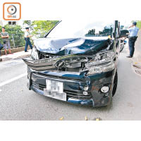 涉意外七人車的車頭損毀。