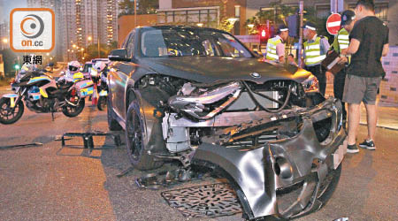 涉事房車車頭損毀。（郭垂垂攝）