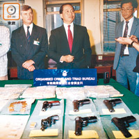 警方當年講述破案經過及展示檢獲的槍械。（資料圖片）