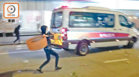 旺角暴動發生期間有暴徒肆意破壞警車，有警車損毀而須「退役」。