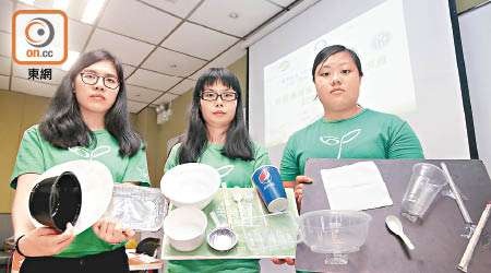 環保觸覺調查香港十個美食廣場派發即棄餐具的情況。（吳艷玲攝）