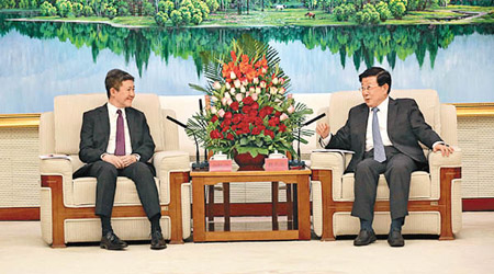 趙克志（右）與白韞六（左）會面，希望加強合作打擊跨境經濟貪腐犯罪。（互聯網圖片）