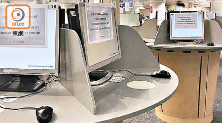 國泰電腦報到系統無法登入，要轉用人手簽名報到。