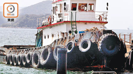 涉事拖船駛返水警基地。（張世洋攝）