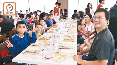 受邀家庭可品嘗得獎米芝蓮星級餐廳菜式及學習餐桌禮儀技巧。（受訪者提供）