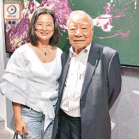 總會前副主席徐珊雯（左）十分欣賞身後嘅抽象畫作，旁為鐘錶界老行尊楊明標。