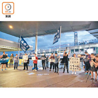 約十名網民於尖沙咀高舉香港獨立標語，悼念六四事件。（溫國佳攝）