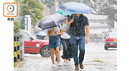 驟雨及狂風雷暴今日會繼續影響本港。（陳章存攝）