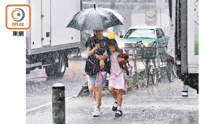 未來數天天氣差，市民謹記要雨具傍身。（蕭毅攝）