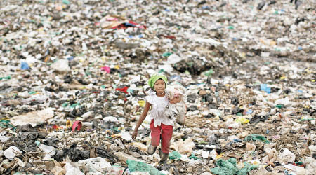 膠袋污染已為全球多國帶來環境災難，聯合國報告促各國考慮解決辦法。（美聯社圖片）