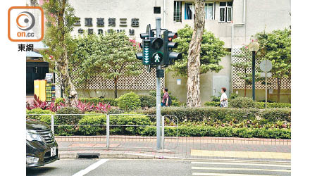 部分路口的行人過路綠燈倒數計時器由數字式顯示改為圖像式顯示。（運輸署提供）