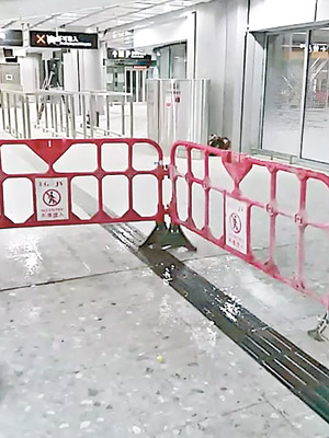 高鐵西九龍站B1層昨日又再漏水，地上滿布水漬。（讀者提供）