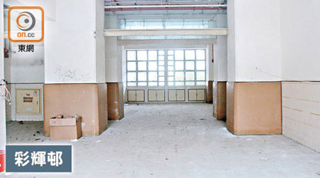 牛池灣彩輝邨彩華樓地下有單位曾作幼稚園，但至今丟空逾十年。