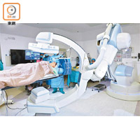 「混合手術室」配備的「C形機械臂影像裝置」可提供實時三百六十度斷層掃描影像。（中大提供）