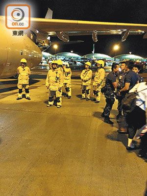 本港機場接獲國航機長通知後，立即應變，大批消防員到場戒備。