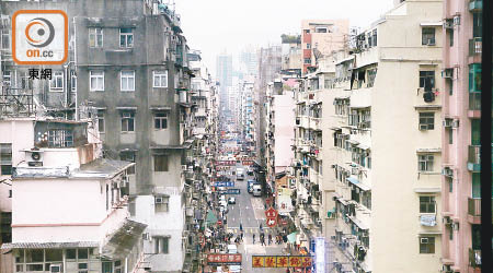 韋志成估計於二○四六年，香港每兩幢樓宇就有一幢樓齡達五十年。