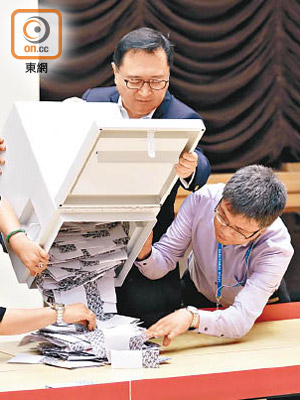 投票結束後，選舉管理委員會主席馮驊（右二）到場倒票。（袁志豪攝）