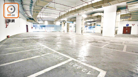 亞馬喇前地地庫一樓電單車停車場丟空八年。