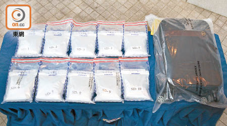 警方在行李篋搜獲逾十公斤可卡因。（林耀康攝）