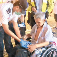 救護員為傷者量血壓。（有線電視畫面）