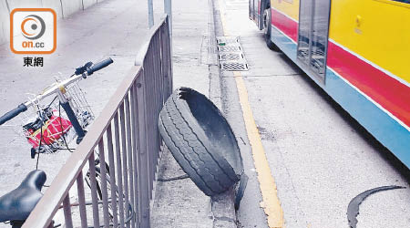 車輪甩胎皮擱在路邊鐵欄。（讀者提供）