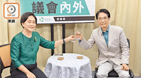黃國健（右）同劉慧卿（左）講起香港政治形勢時，感慨萬千。（鄧學修攝）