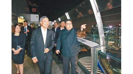 新加坡外長維文（左二）帶金正恩（右）出外遊覽。（美聯社圖片）
