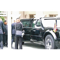 特朗普向金正恩介紹其總統專車「野獸」。（美聯社圖片）