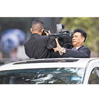 北韓攝影師捕捉金正恩離開酒店赴峰會現場的一刻。（美聯社圖片）