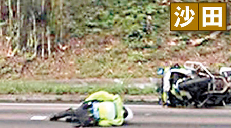交通警員受傷躺在路上，電單車翻側在旁邊。（互聯網圖片）