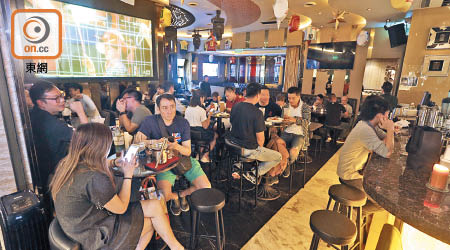 尖沙咀一帶酒吧昨晚人流暢旺，業界亦對生意額樂觀。（何天成攝）