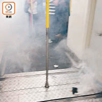 上月有「尿袋」於港鐵車廂內冒出大量濃煙，乘客慌忙走避，幸無人受傷。