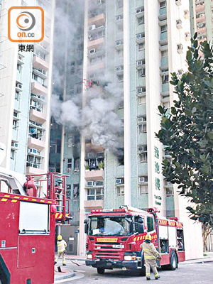 天水圍天逸邨去年四月發生火警，疑有住戶為「尿袋」通宵充電惹祝融。（讀者提供）