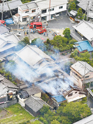 有民房於地震後冒煙。（美聯社圖片）
