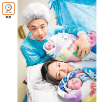 吳志龍（左一）陪太太吳鄭慧賢（右二）入產房，迎接一對女兒出世。（受訪者提供）