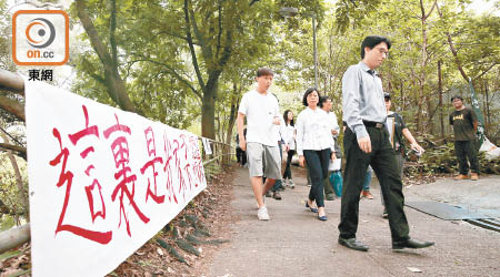 數名立法會議員視察橫洲發展用地，有村民反映意見，斥政府安置政策是騙局。（吳艷玲攝）