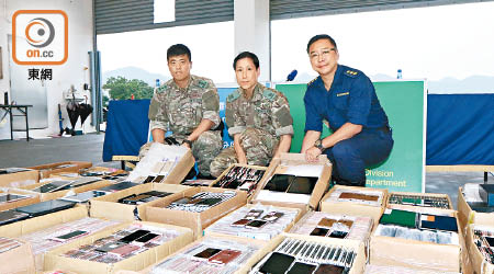 水警及海關破獲歷來第二大宗走私手機案。（李健瑜攝）