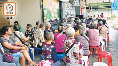 居民不滿房署封閉白田商場及停用升降機，在商場通道留守抗爭。（受訪者提供）