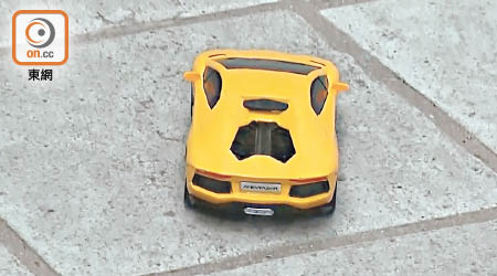 一架金屬製的黃色林寶堅尼玩具車。