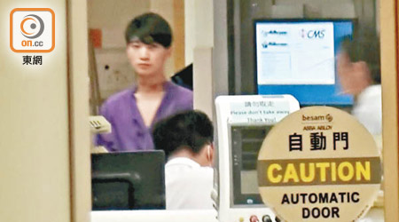 被告劉浚生去年入院時頸上有十二處刀傷。