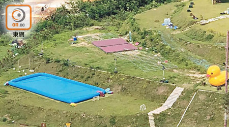 泥頭山新增設泳池及巨型「黃色小鴨」，非常惹人注目。