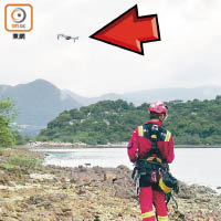 消防員用航拍機（箭嘴示）由高空探路。